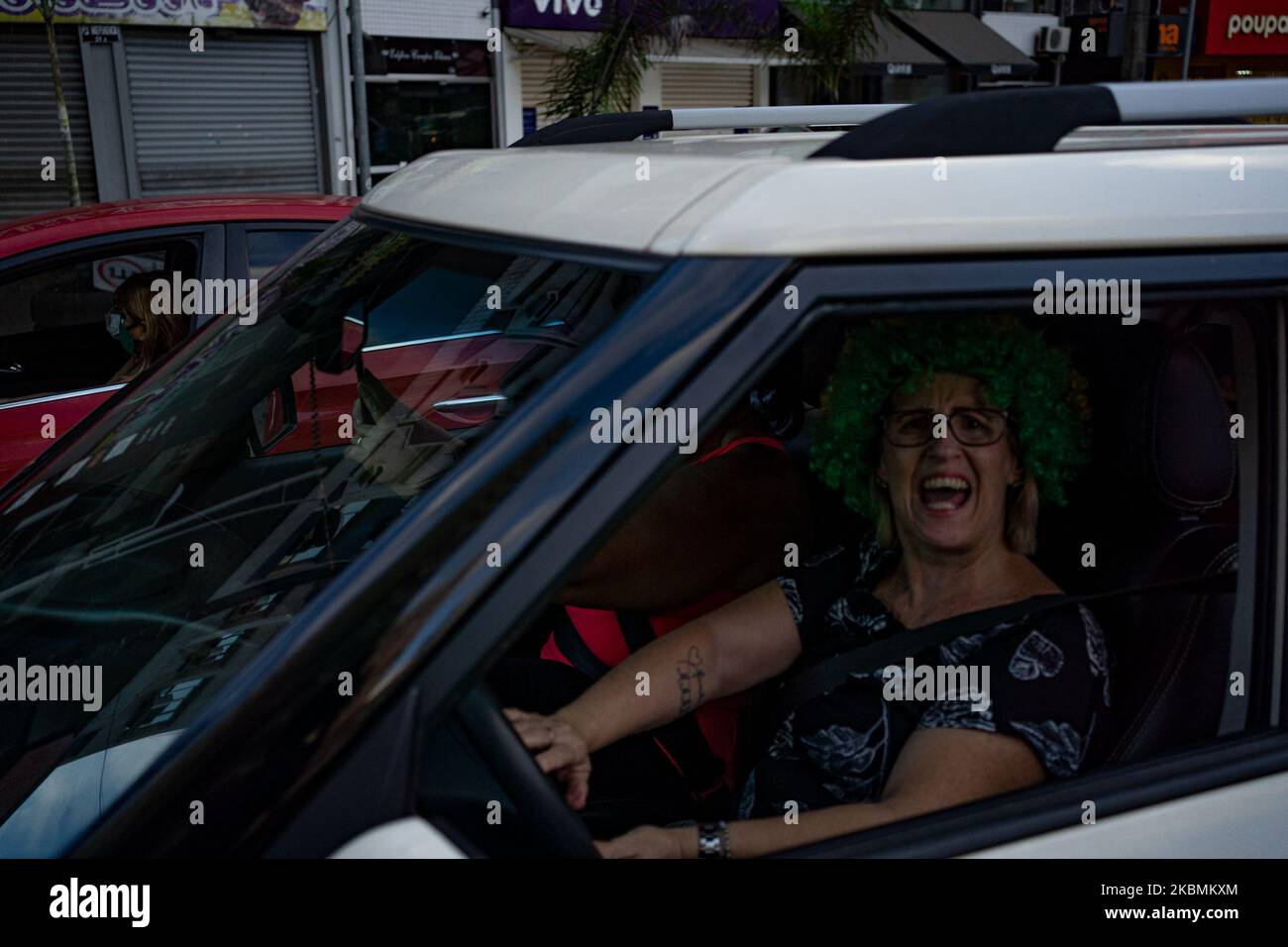 I sostenitori del presidente brasiliano di estrema destra Jair Bolsonaro durante il motorcade per protestare contro le raccomandazioni per l'isolamento sociale del governatore di Sao Paulo, Joao Doria, durante l'epidemia di coronavirus (COVID-19) a Santos, Brasile, 19 aprile 2020. (Foto di Felipe Beltrame/NurPhoto) Foto Stock