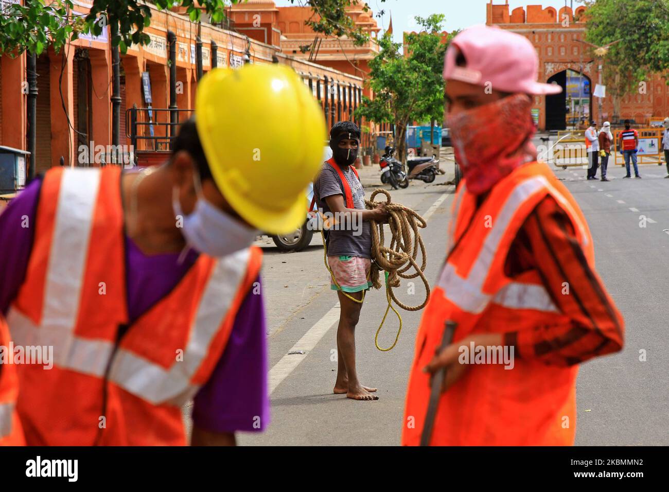 Jaipur Municipal Corp. Lavoratori si preparano per la linea di fognatura pulita a Johari Bazar durante il blocco nazionale imposto sulla scia del romanzo mortale la pandemia di coronavirus a Jaipur, Rajasthan, India. Aprile 20,2020.(Foto di Vishal Bhatnagar/NurPhoto) Foto Stock