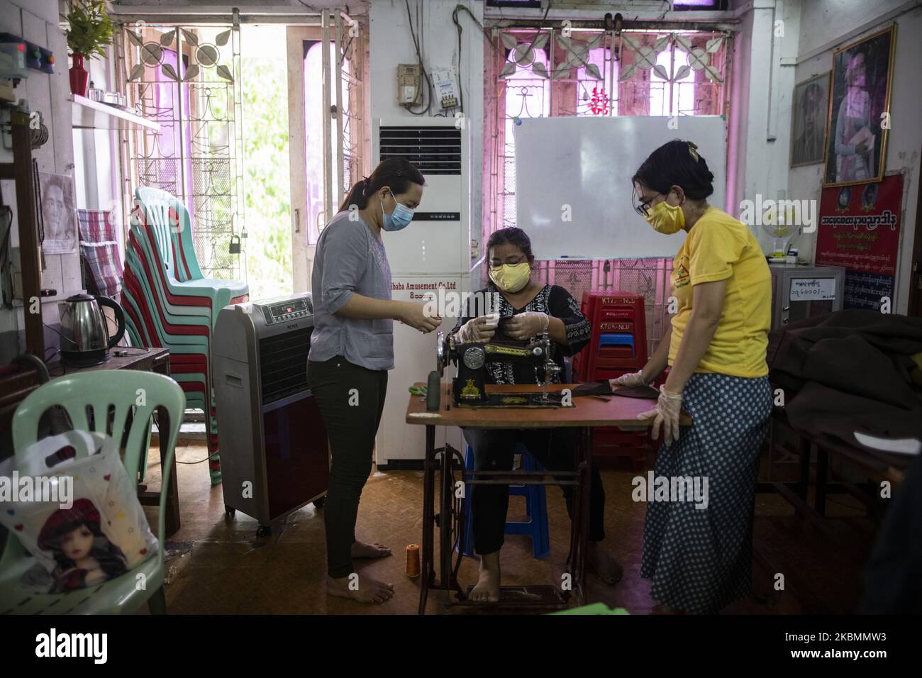 I volontari cucono una maschera riutilizzabile/lavabile fatta a mano in uno degli uffici della rete di formazione della Lega Nazionale per la democrazia (NLD) a Yangon, Myanmar, il 21 aprile 2020. Queste maschere saranno distribuite gratuitamente a tutti come misura preventiva contro il coronavirus COVID-19. Myanmar ha riportato un totale di 119 casi confermati con 5 morti all'aprile 20. (Foto di Shwe Paw Mya Tin/NurPhoto) Foto Stock