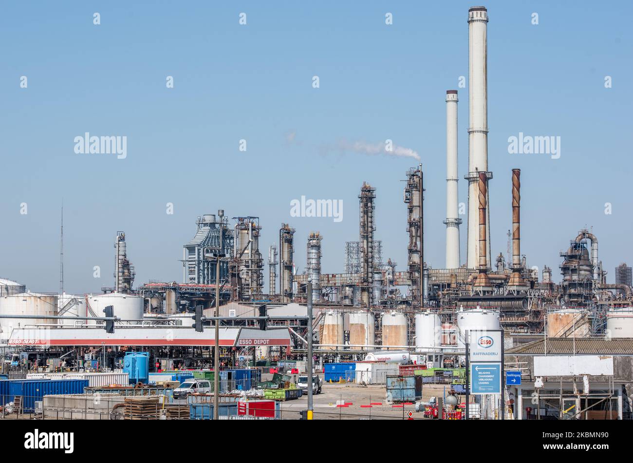 Una visione generale di una raffineria di Essol Oil ad Anversa - Belgio il 21 aprile 2020. I prezzi del petrolio NEGLI STATI UNITI sono crollato in territorio negativo nelle ultime settimane,per la prima volta nella storia come l'evaporazione della domanda causata dalla pandemia di coronavirus (COVID-19) in tutto il mondo, Ha lasciato il mondo inondato di petrolio e non abbastanza capacità di stoccaggio. Esso raffinerie processi diversi gradi di petrolio greggio che variano da leggero a basso tenore di zolfo a pesante ad alto tenore di zolfo. Il petrolio greggio viene fornito attraverso il gasdotto Rotterdam-Anversa, di proprietà della ExxonMobil. (Foto di Jonathan Raa/NurPhoto) Foto Stock