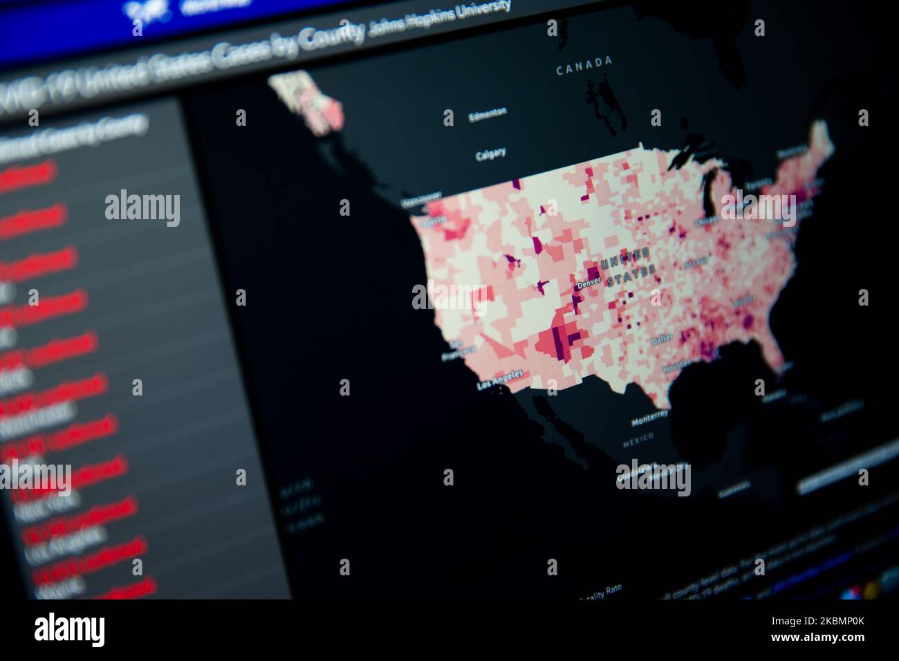 In questa foto illustrazione è vista la mappa degli Stati Uniti con i casi di Coronavirus. (Foto di Manuel Romano/NurPhoto) Foto Stock