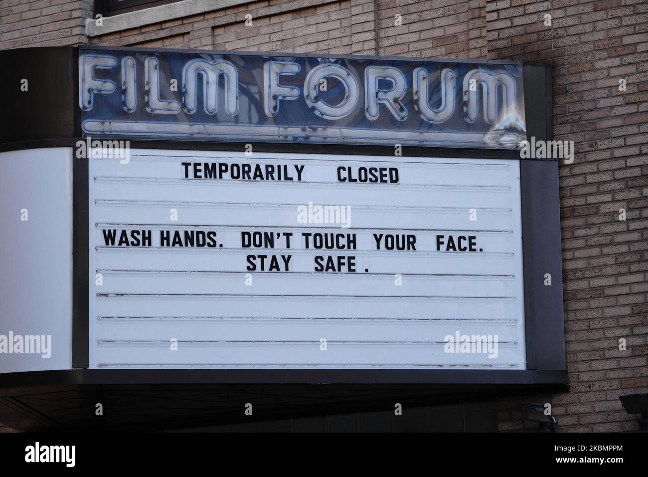 Una vista di un cinema a Manhattan, New York City, USA durante la pandemia di coronavirus il 22 aprile 2020. La CNN ha riferito che il presidente Trump ha delineato un piano giovedì per riaprire l'economia. Nella prima fase, grandi sale come le sale cinematografiche possono operare "con rigorosi protocolli di distensione sociale". (Foto di John Nacion/NurPhoto) Foto Stock