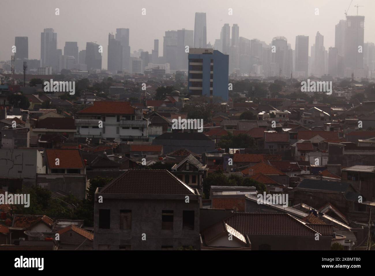 Le case sono viste sullo sfondo dei grattacieli di Giacarta, il 23 aprile 2020. Il governo indonesiano è ottimista sul fatto che quest'anno l'economia indonesiana crescerà del 2,3 per cento, mentre il FMI stima che l'economia indonesiana crescerà solo del 0,5 per cento in mezzo alla pandemia. (Foto di Aditya Irawan/NurPhoto) Foto Stock