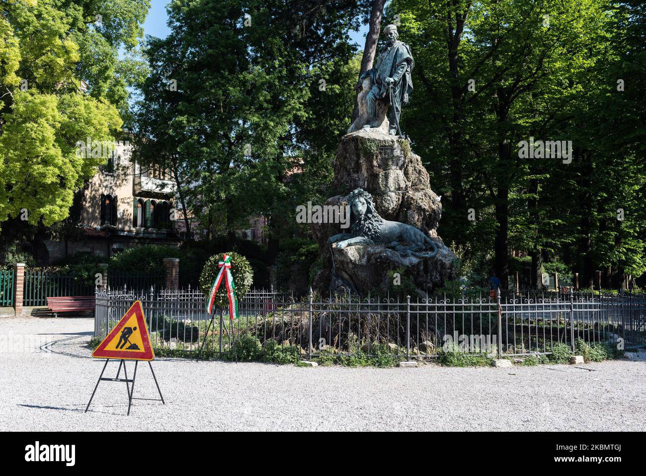 Una statua nella zona di Giardini, Castello Venezia. Il 25th aprile in Italia si celebrerà la liberazione dal fascismo e dal nazismo, anche se tutte le attività non saranno celebrate a causa delle restrizioni del COVID19, il 23 aprile 2020. (Foto di Giacomo Cosua/NurPhoto) Foto Stock