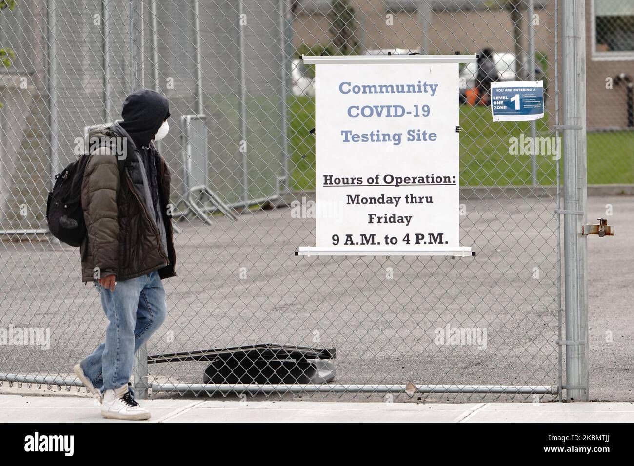 Una vista di un'area di test COVID-19 allestita nel parcheggio di NYC Health + Hospital? (Precedentemente chiamato Queens General Hospital) nella sezione Giamaica del quartiere di New York di Queens, NY 23 aprile 2020. (Foto di John Nacion/NurPhoto) Foto Stock