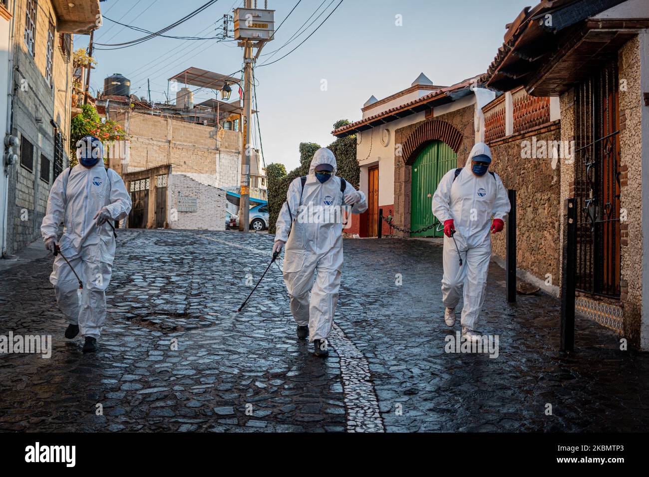 Un operaio sanitizza la città di Taxco De Alarcon, Messico, il 23 aprile 2020 per prevenire la diffusione di Coronaveurs. (Foto di Franyeli Garcia/NurPhoto) Foto Stock
