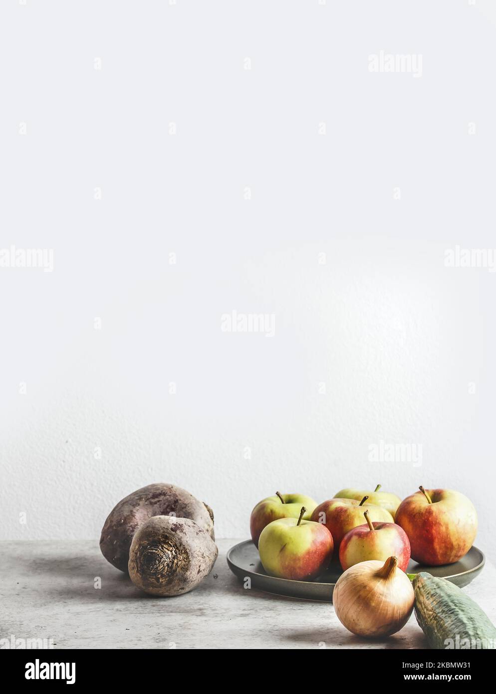 Verdure e mele da giardino salutari su un tavolo leggero, vista frontale Foto Stock