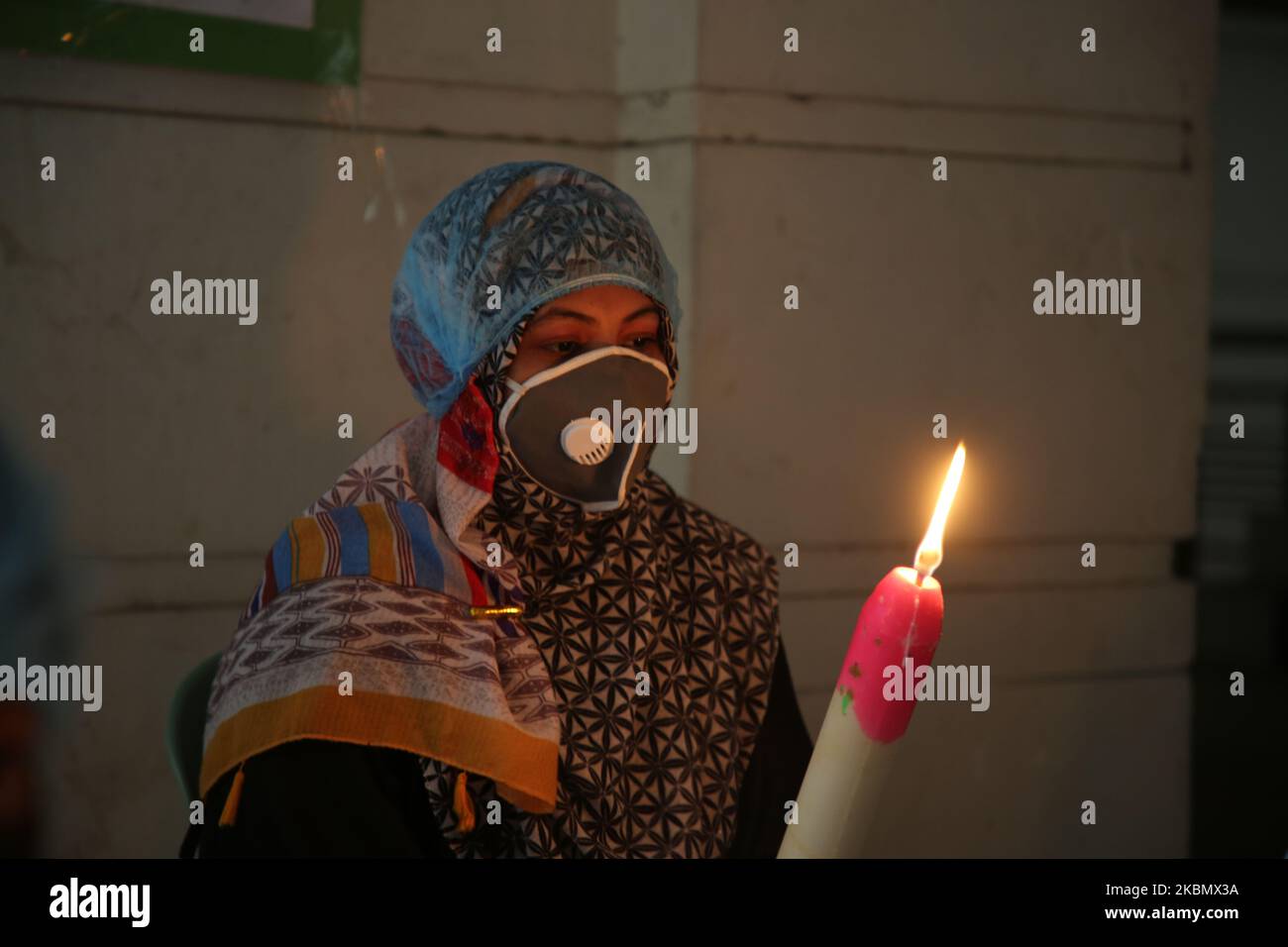 7th° anniversario della tragedia di Rana Plaza osservata il 24 aprile 2020 a Dhaka, Bangladesh, in mezzo alla pandemia di Coronavirus della Bangladesh Garments Federation, i bambini della vittima hanno acceso sette candele per protestare. (Foto di Sony Ramany/NurPhoto) Foto Stock