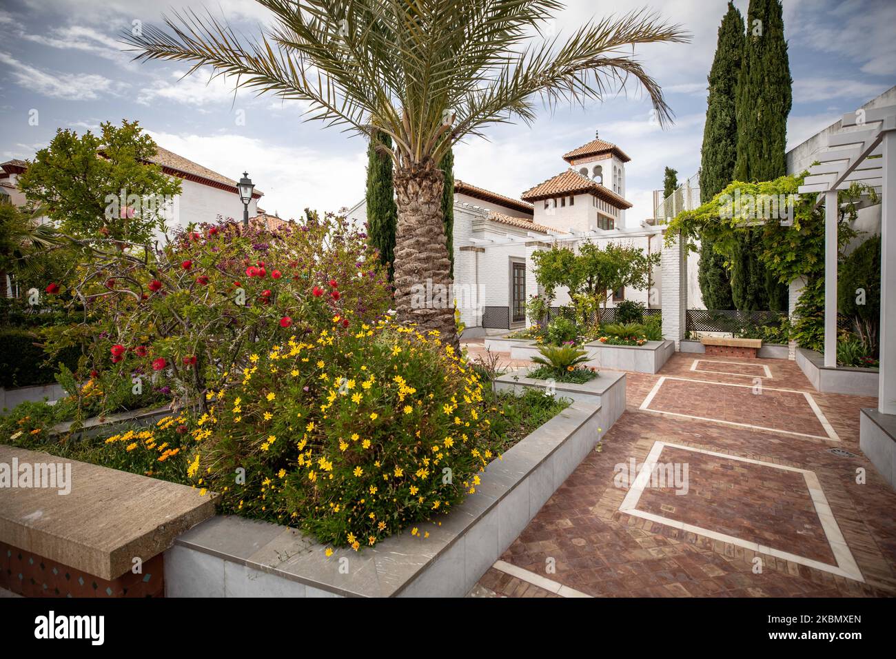 I giardini della moschea di Granada, chiusi durante il Ramadan, a causa dello stato di allarme imposto dal governo spagnolo a causa del coronavirus, completamente vuoti il 24 aprile 2020 a Granada, Spagna. (Foto di Fermin Rodriguez/NurPhoto) Foto Stock