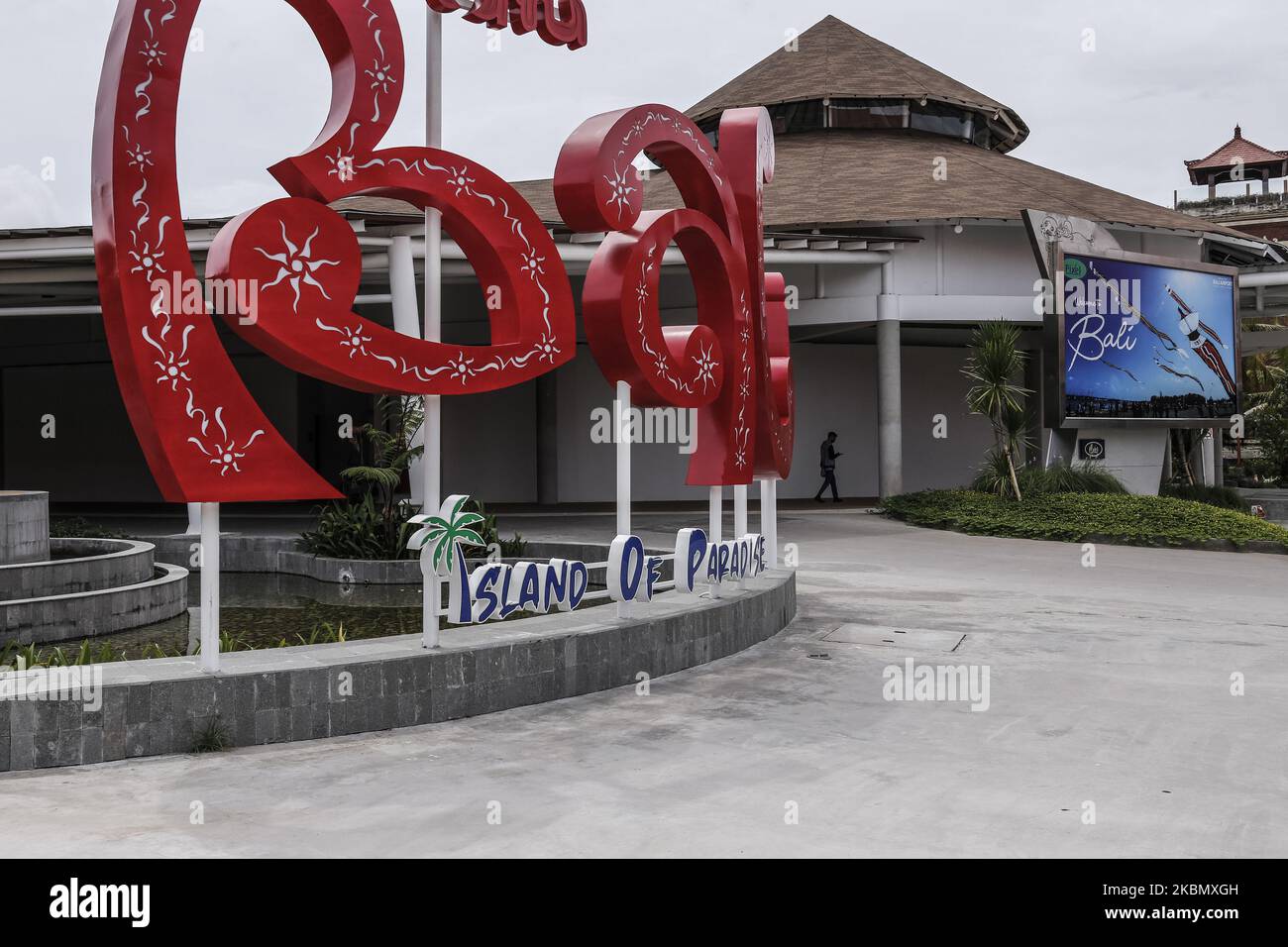 Scena deserta del terminale di arrivo nazionale dopo la sospensione temporanea del governo per il volo commerciale, per frenare la diffusione del virus corona (Covid-19) focolaio presso i gusti Ngurah Rai International Airport a Kuta, Bali, Indonesia il 25 2020 aprile. L'Indonesia ha ufficialmente sospeso tutti i trasporti via mare, aereo e terrestre durante il mese di Ramadan fino all'inizio di giugno 2020, allo scopo di fermare la diffusione del virus della corona in Indonesia. (Foto di Johanes Christo/NurPhoto) Foto Stock