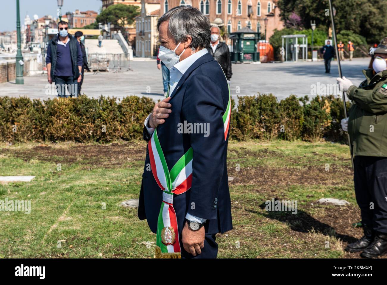 Il Sindaco di Venezia Luigi Brugnaro, partecipando alle celebrazioni del 25th aprile, giornata nazionale di liberazione dal fascismo e dalla dittatura nazista in Italia a Venezia, Italia, il 25 aprile 2020. Le celebrazioni non sono state ammesse al pubblico a causa delle restrizioni del COVID19. (Foto di Giacomo Cosua/NurPhoto) Foto Stock