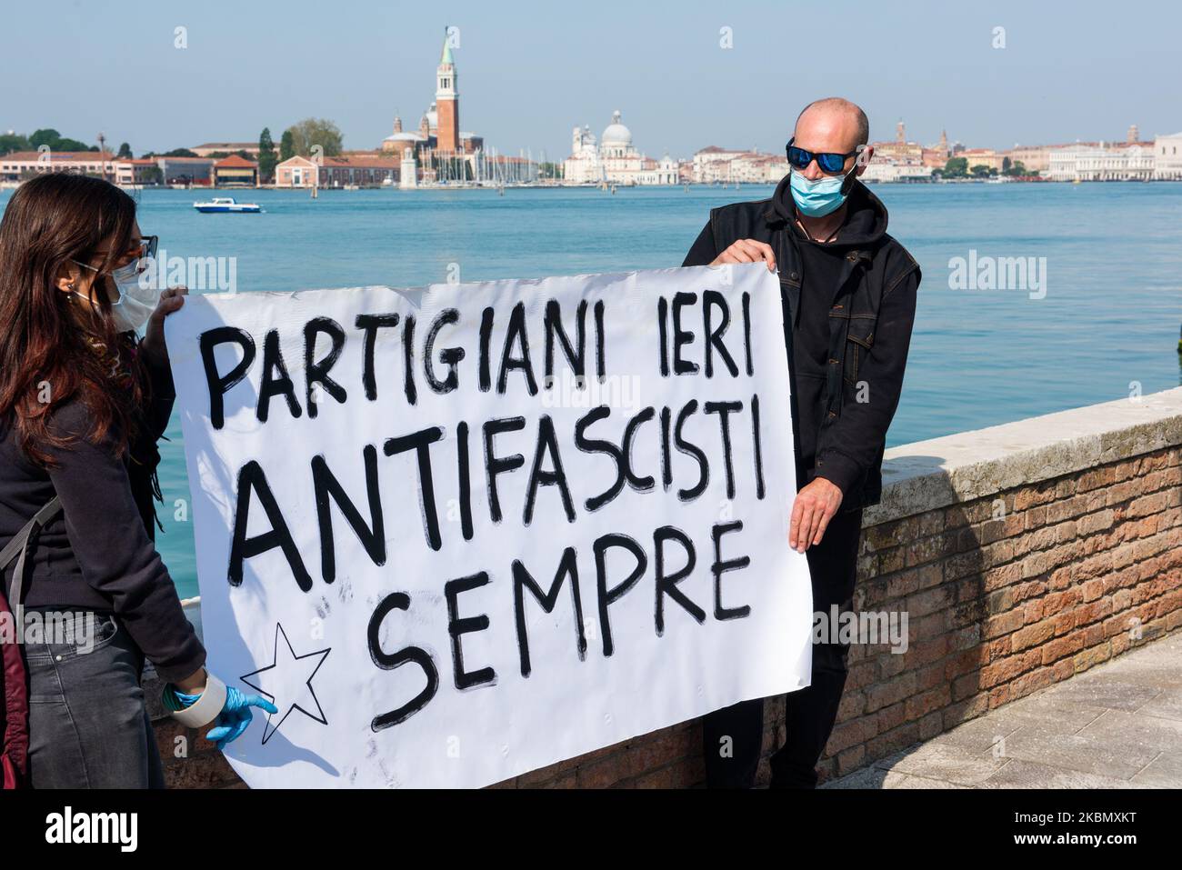 Due giovani membri del Centro sociale Morion celebrano il 25th aprile, giornata nazionale di liberazione dal fascismo e dal nazismo in Italia a Venezia il 25 aprile 2020. La celebrazione è stata interrotta dalla polizia locale in quanto non è stata consentita a causa delle restrizioni di emergenza del COVID19. (Foto di Giacomo Cosua/NurPhoto) Foto Stock