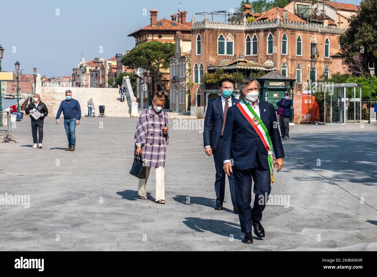 Il Sindaco di Venezia Luigi Brugnaro, partecipando alle celebrazioni del 25th aprile, giornata nazionale di liberazione dal fascismo e dalla dittatura nazista in Italia a Venezia, Italia, il 25 aprile 2020. Le celebrazioni non sono state ammesse al pubblico a causa delle restrizioni del COVID19. (Foto di Giacomo Cosua/NurPhoto) Foto Stock
