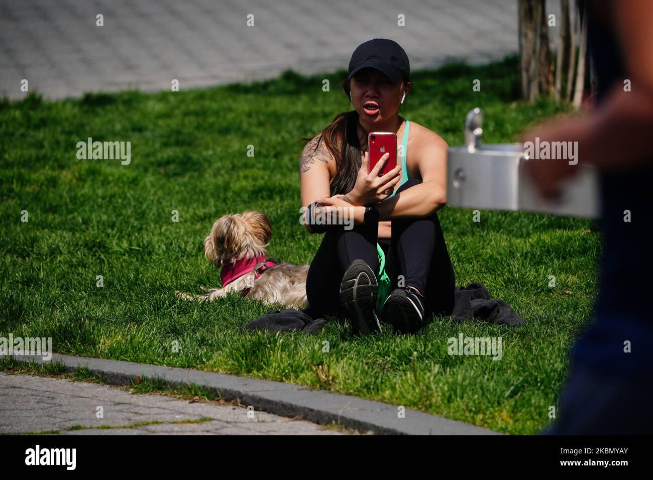 Una vista di una donna e di un cane godendo il tempo il parco del fiume Hudson durante la pandemia di coronavirus il 25 aprile 2020. (Foto di John Nacion/NurPhoto) Foto Stock