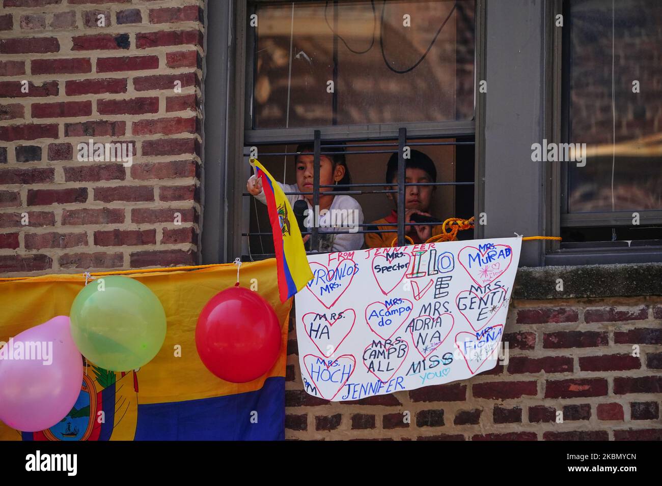 Gli studenti di PS 214 in Flushing Queens New York USA mostrano supporto per i loro insegnanti e amici che hanno sfilato sulle loro auto per aumentare il morale durante la pandemia di coronavirus il 25 aprile 2020. (Foto di John Nacion/NurPhoto) Foto Stock