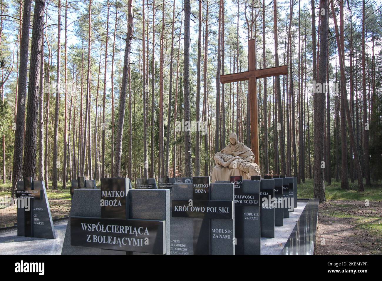 La statua della Madonna ai massacri di Piasnica si vede a Piasnica, nel nord della Polonia, il 26 aprile 2020 i massacri di Piasnica furono esecuzioni di massa eseguite dai tedeschi, durante la seconda guerra mondiale, tra la caduta del 1939 e la primavera del 1940. Il numero esatto di persone uccise varia da 12.000 a 14.000 vittime. La maggior parte di loro erano intellettuali polacchi della Pomerania, ma anche polacchi, ebrei, cechi e prigionieri tedeschi provenienti da ospedali mentali sono stati assassinati. (Foto di Michal Fludra/NurPhoto) Foto Stock