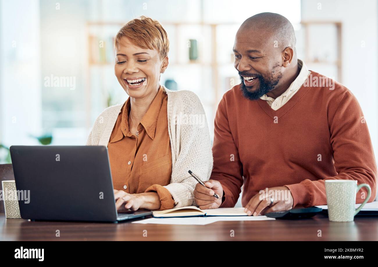 Sorridere, coppia nera e notebook che fanno il budget, controllare insieme l'importo del risparmio e gli investimenti per il piano di pensionamento. Pensionato, uomo maturo e donna anziana Foto Stock