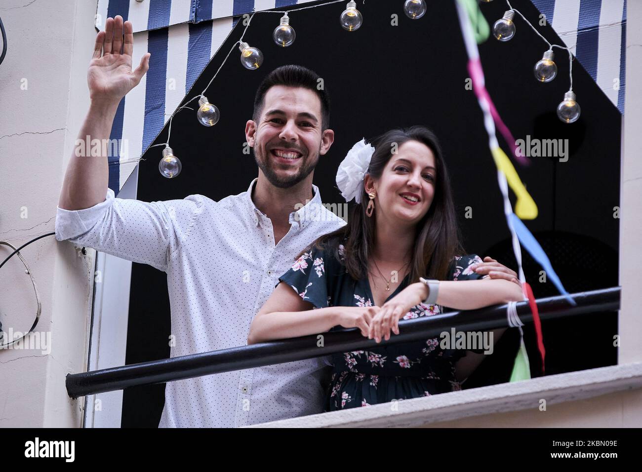 Vicini della via Maria Panes a Madrid decorano la strada in occasione dell'inizio della 'Feria de Abril' a Siviglia con musica, bevande e bandiere spagnole a Madrid, Spagna il 25 aprile 2020. (Foto di A. Ware/NurPhoto) Foto Stock