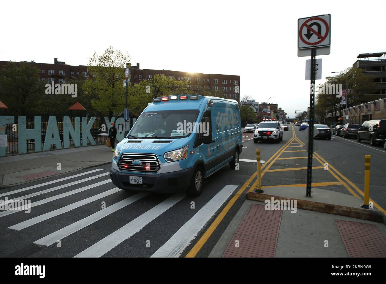 Un'ambulanza arriva all'Elmhurst Hospital di New York, Stati Uniti, il 26 aprile 2020. Elmhurst Hospital Trauma Center nel Queens Borough di New York City continua a ricevere pazienti Covid-19 il 25,2020 aprile. Mentre gli ospedali di New York City sono stati sopraffatti dal numero di casi di Covid -19, attualmente si sta verificando un calo nelle prese quotidiane dei pazienti, in quanto la curva statistica si è appiattita e si trova in una fase di contrazione. New York City ha raggiunto oltre 17.000 morti e oltre 57.000 ricoveri sono stati segnalati nello stato di NY fino ad oggi. (Foto di John Lamparski/NurPhoto) Foto Stock