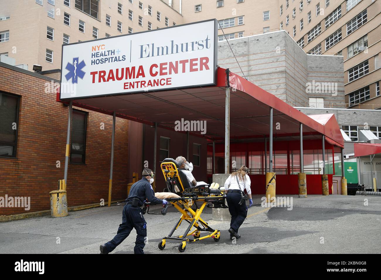 EMT ha portato un paziente al centro trauma Elmhurst Hospital di New York, Stati Uniti, 26 aprile 2020. Elmhurst Hospital Trauma Center nel Queens Borough di New York City continua a ricevere pazienti Covid-19 il 25,2020 aprile. Mentre gli ospedali di New York City sono stati sopraffatti dal numero di casi di Covid -19, attualmente si sta verificando un calo nelle prese quotidiane dei pazienti, in quanto la curva statistica si è appiattita e si trova in una fase di contrazione. New York City ha raggiunto oltre 17.000 morti e oltre 57.000 ricoveri sono stati segnalati nello stato di NY fino ad oggi. (Foto di John Lamparski/NurPhoto) Foto Stock
