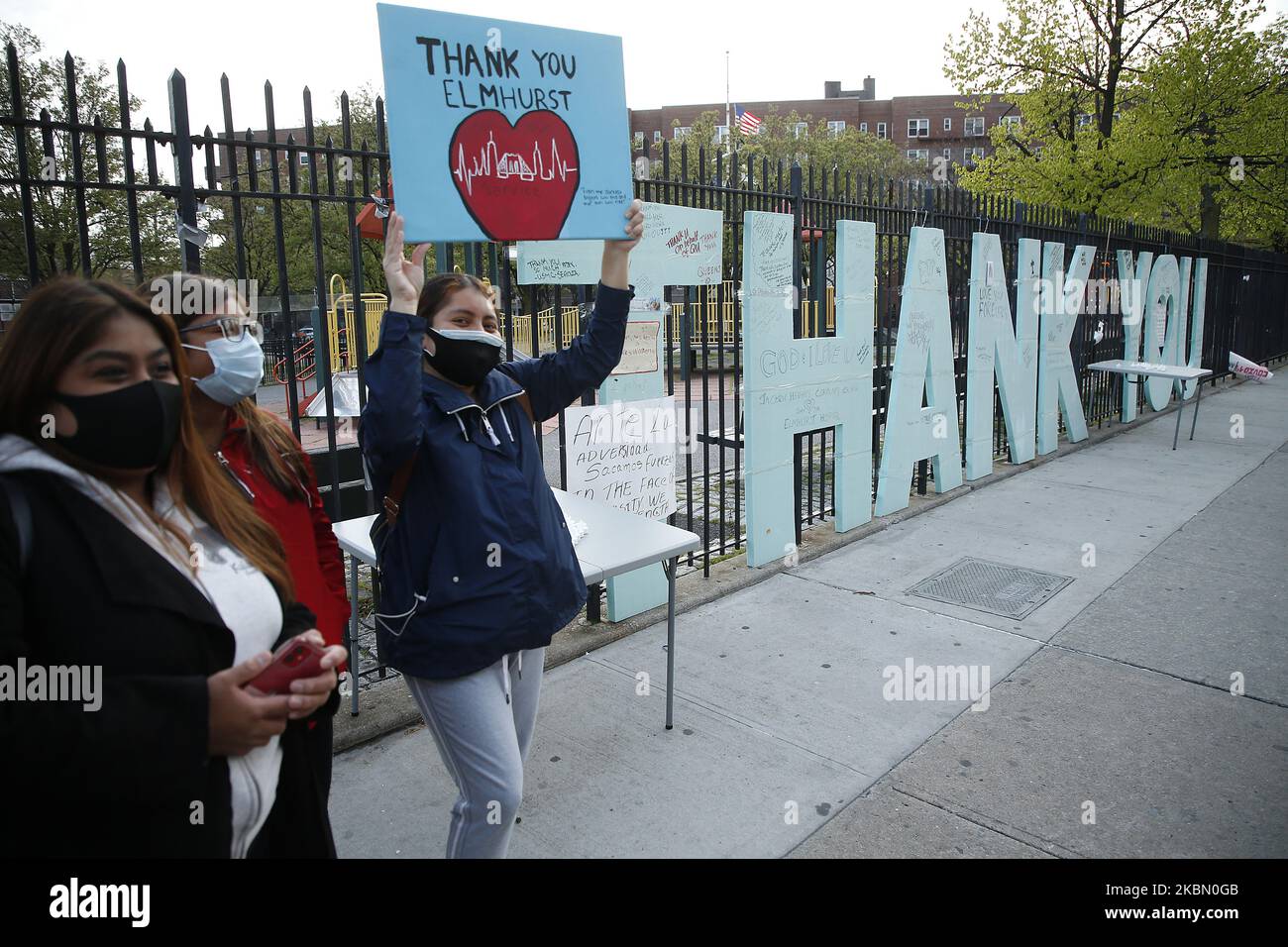 Una famiglia di un paziente deceduto tiene un segno davanti all'Elmhurst Hospital di New York, Stati Uniti, 26 aprile 2020. Elmhurst Hospital Trauma Center nel Queens Borough di New York City continua a ricevere pazienti Covid-19 il 25,2020 aprile. Mentre gli ospedali di New York City sono stati sopraffatti dal numero di casi di Covid -19, attualmente si sta verificando un calo nelle prese quotidiane dei pazienti, in quanto la curva statistica si è appiattita e si trova in una fase di contrazione. New York City ha raggiunto oltre 17.000 morti e oltre 57.000 ricoveri sono stati segnalati nello stato di NY fino ad oggi. (Foto di John la Foto Stock