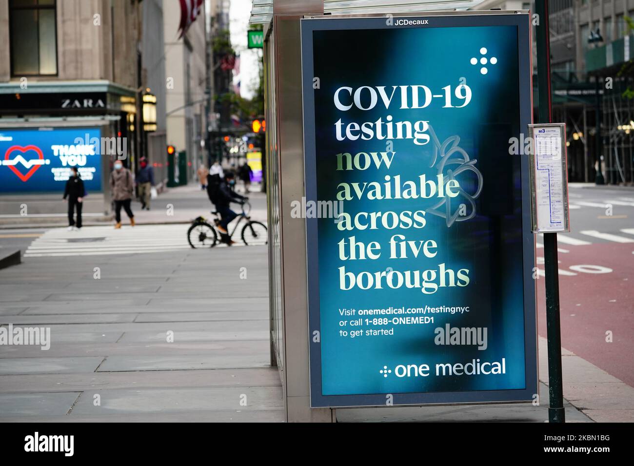 Una visione di un cartellone digitale lampeggiante messaggio di supporto per i lavoratori medici di Frontline a New York City USA durante la pandemia di coronavirus il 27 aprile 2020. (Foto di John Nacion/NurPhoto) Foto Stock