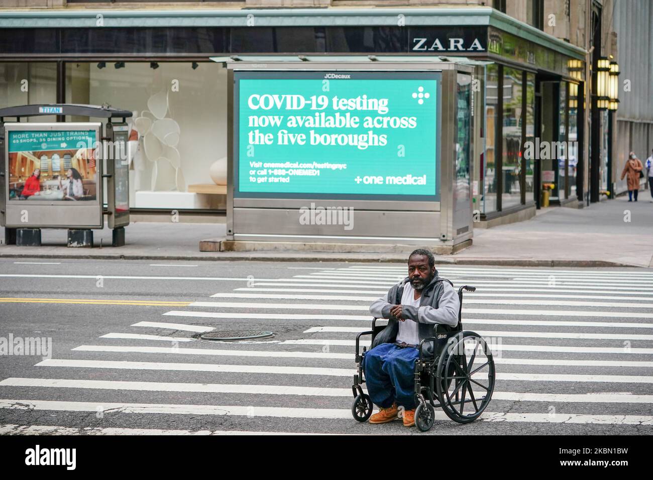Una visione di un cartellone digitale lampeggiante messaggio di supporto per i lavoratori medici di Frontline a New York City USA durante la pandemia di coronavirus il 27 aprile 2020. (Foto di John Nacion/NurPhoto) Foto Stock