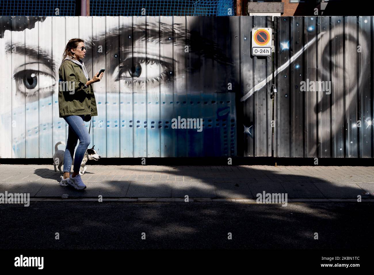 Un graffito in riferimento all'uso di maschere chirurgiche durante la crisi del Coronavirus - Covid19 a Barcellona, Catalogna, Spagna, il 28 aprile 2020. (Foto di Albert Llop/NurPhoto) Foto Stock