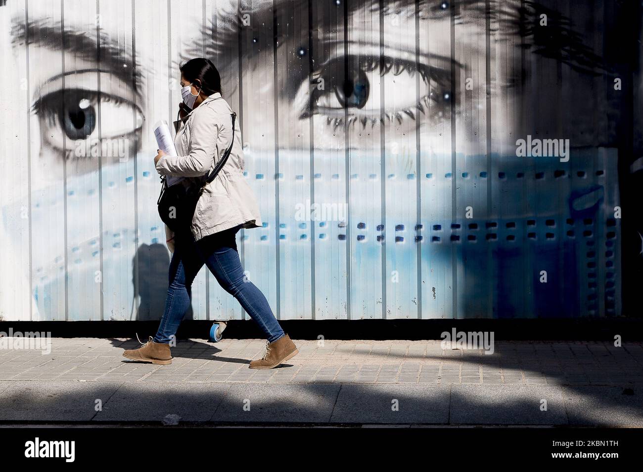 Un graffito in riferimento all'uso di maschere chirurgiche durante la crisi del Coronavirus - Covid19 a Barcellona, Catalogna, Spagna, il 28 aprile 2020. (Foto di Albert Llop/NurPhoto) Foto Stock