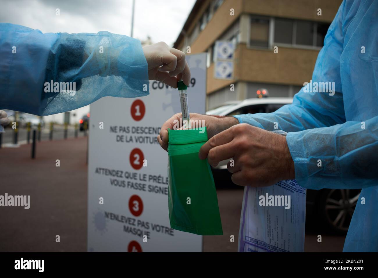 Ogni tampone viene conservato in una tasca diversa per ogni paziente. A Tolosa come altrove in Francia, i centri di test medici hanno aperto per testare le persone che potrebbero avere il CORONAVIRUS SRAS-COV-2 che è responsabile della malattia di Covid-19. I pazienti vengono indirizzati a questi centri di test se il loro medico li invia se hanno sintomi del Covid-19 o se hanno solo il sospetto di essere infettati dal CORONAVIRUS SRAS-COV-2. Il medico o le infermiere usano i tamponi presi nel naso. I tamponi vengono inviati a un laboratorio biologico e i pazienti ottengono i risultati il giorno successivo. Tolosa. Francia. Aprile 28th 2020. (Phot Foto Stock