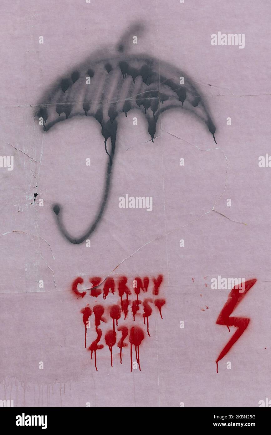 Un graffito di protesta nera con luce rossa - un segno di sciopero delle donne in Polonia è visto in un centro di Cracovia durante la pandemia di Covid-19 il 28 aprile 2020. Le donne hanno lanciato una protesta, chiamata anche Inferno polacco, contro una politica di aborto attualmente discussa in parlamento polacco che abolisce l'aborto anche in caso di problemi di salute. (Foto di Dominika Zarzycka/NurPhoto) Foto Stock