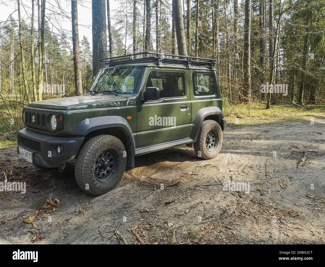 Nato di colore verde New Suzuki Jimmy 4x4 è visto a Otomin, Polonia il 28 aprile 2020 Jimmy è uno dei modelli più popolari nella gamma Suzuki. Il tempo di attesa per un'auto dopo l'acquisto raggiunge i due anni. (Foto di Michal Fludra/NurPhoto) Foto Stock