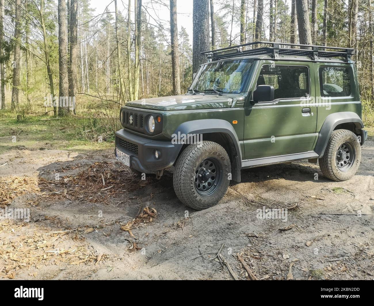 Nato di colore verde New Suzuki Jimmy 4x4 è visto a Otomin, Polonia il 28 aprile 2020 Jimmy è uno dei modelli più popolari nella gamma Suzuki. Il tempo di attesa per un'auto dopo l'acquisto raggiunge i due anni. (Foto di Michal Fludra/NurPhoto) Foto Stock