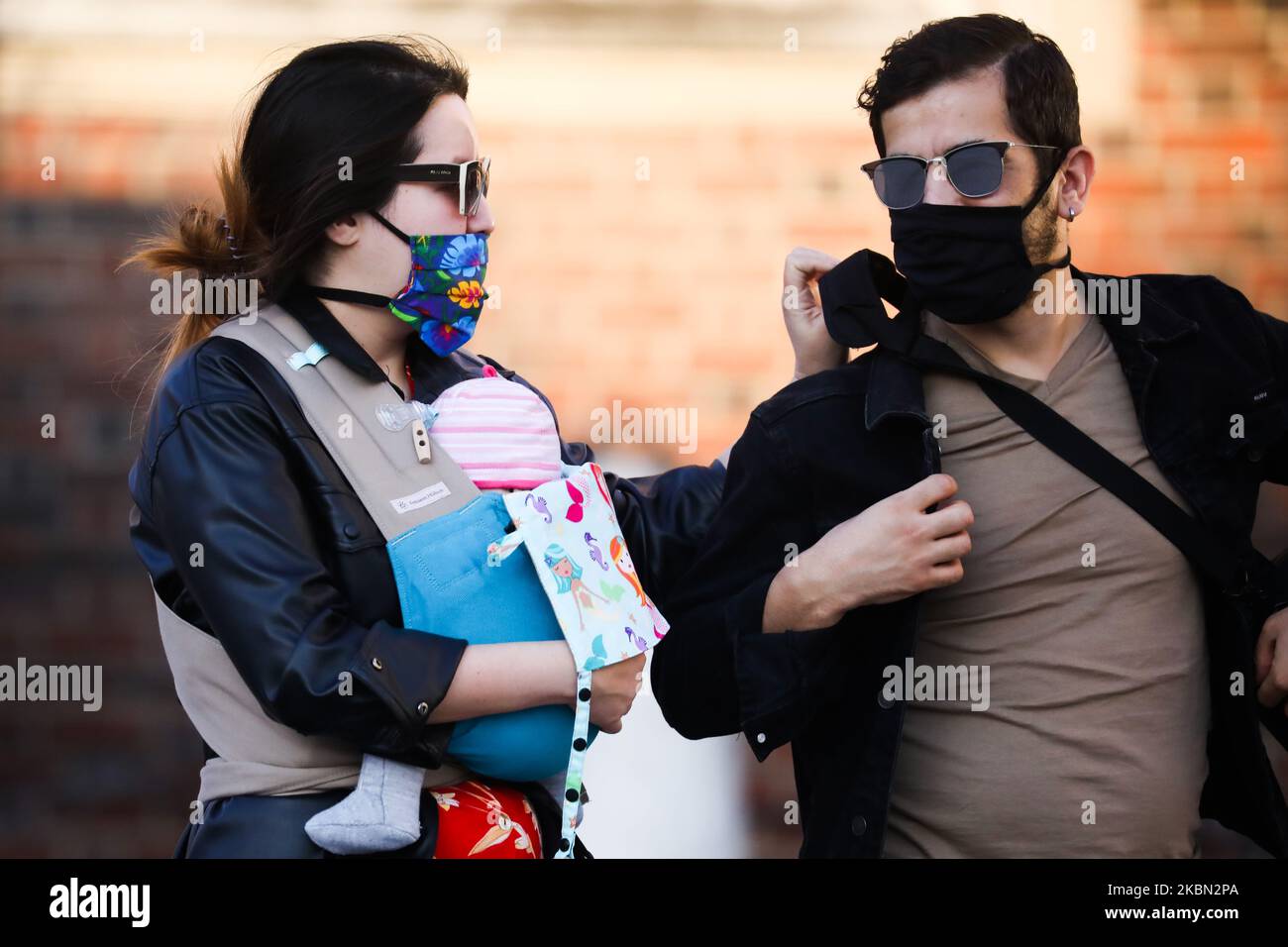 Una coppia indossa una maschera protettiva a causa della