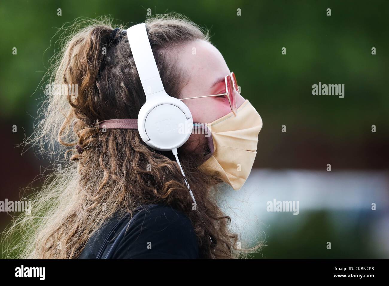 A causa della diffusione del coronavirus, una ragazza indossa una maschera protettiva. Cracovia, Polonia il 28 aprile 2020. La regola di coprire il naso e la bocca in luoghi pubblici con maschere facciali, intarsi o fazzoletti è entrata in vigore dall'aprile 16th. L'ordine non si applica ai bambini fino all'età di due anni e alle persone che non sono in grado di coprire la bocca o il naso a causa di difficoltà respiratorie. (Foto di Beata Zawrzel/NurPhoto) Foto Stock