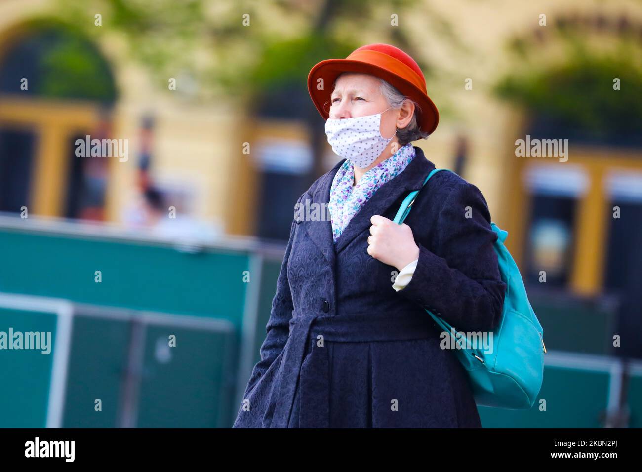 A causa della diffusione del coronavirus, una donna indossa una maschera protettiva. Cracovia, Polonia il 28 aprile 2020. La regola di coprire il naso e la bocca in luoghi pubblici con maschere facciali, intarsi o fazzoletti è entrata in vigore dall'aprile 16th. L'ordine non si applica ai bambini fino all'età di due anni e alle persone che non sono in grado di coprire la bocca o il naso a causa di difficoltà respiratorie. (Foto di Beata Zawrzel/NurPhoto) Foto Stock