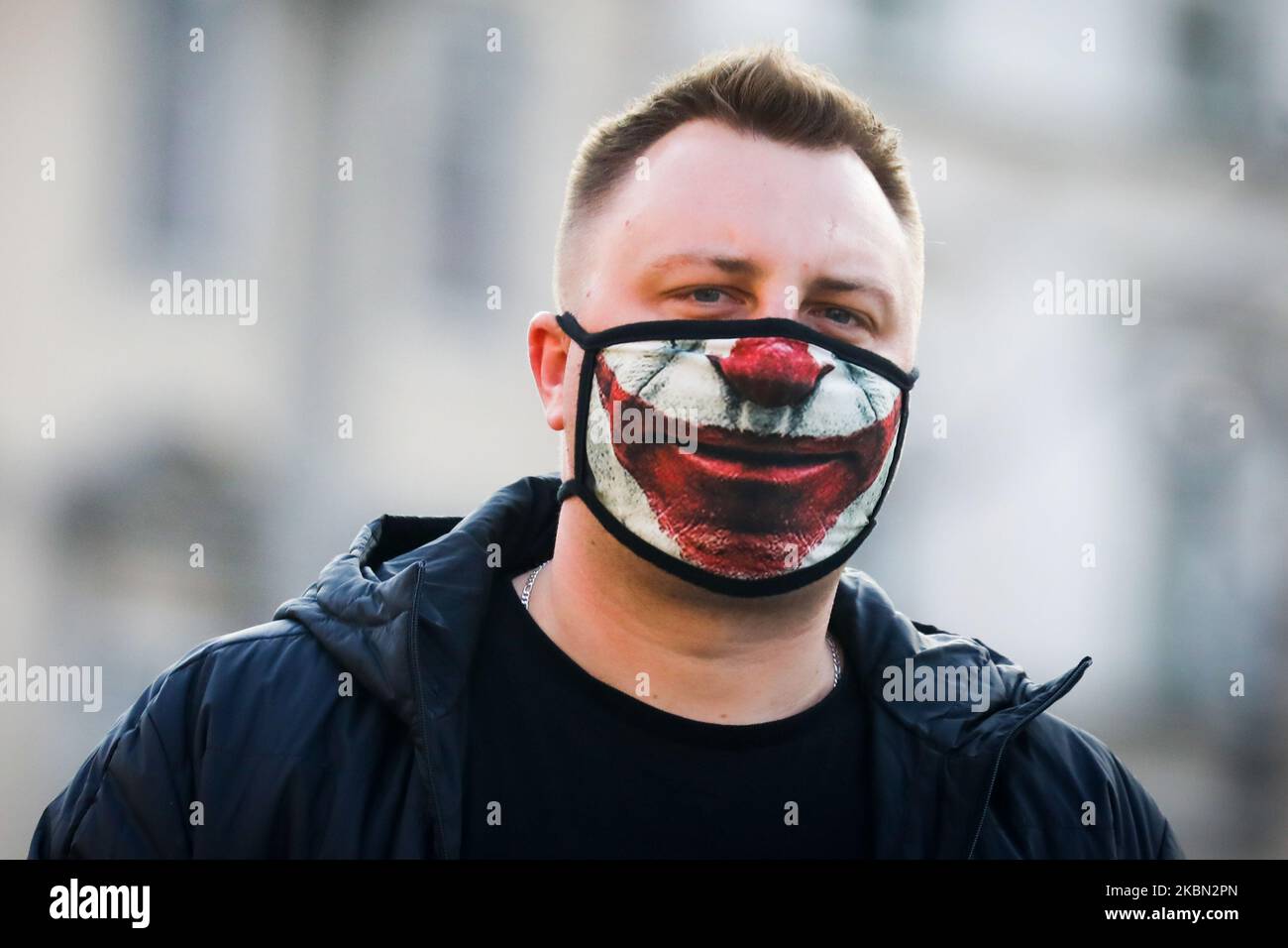 Un uomo indossa una maschera protettiva 'Joker' a causa della diffusione del coronavirus. Cracovia, Polonia il 28 aprile 2020. La regola di coprire il naso e la bocca in luoghi pubblici con maschere facciali, intarsi o fazzoletti è entrata in vigore dall'aprile 16th. L'ordine non si applica ai bambini fino all'età di due anni e alle persone che non sono in grado di coprire la bocca o il naso a causa di difficoltà respiratorie. (Foto di Beata Zawrzel/NurPhoto) Foto Stock