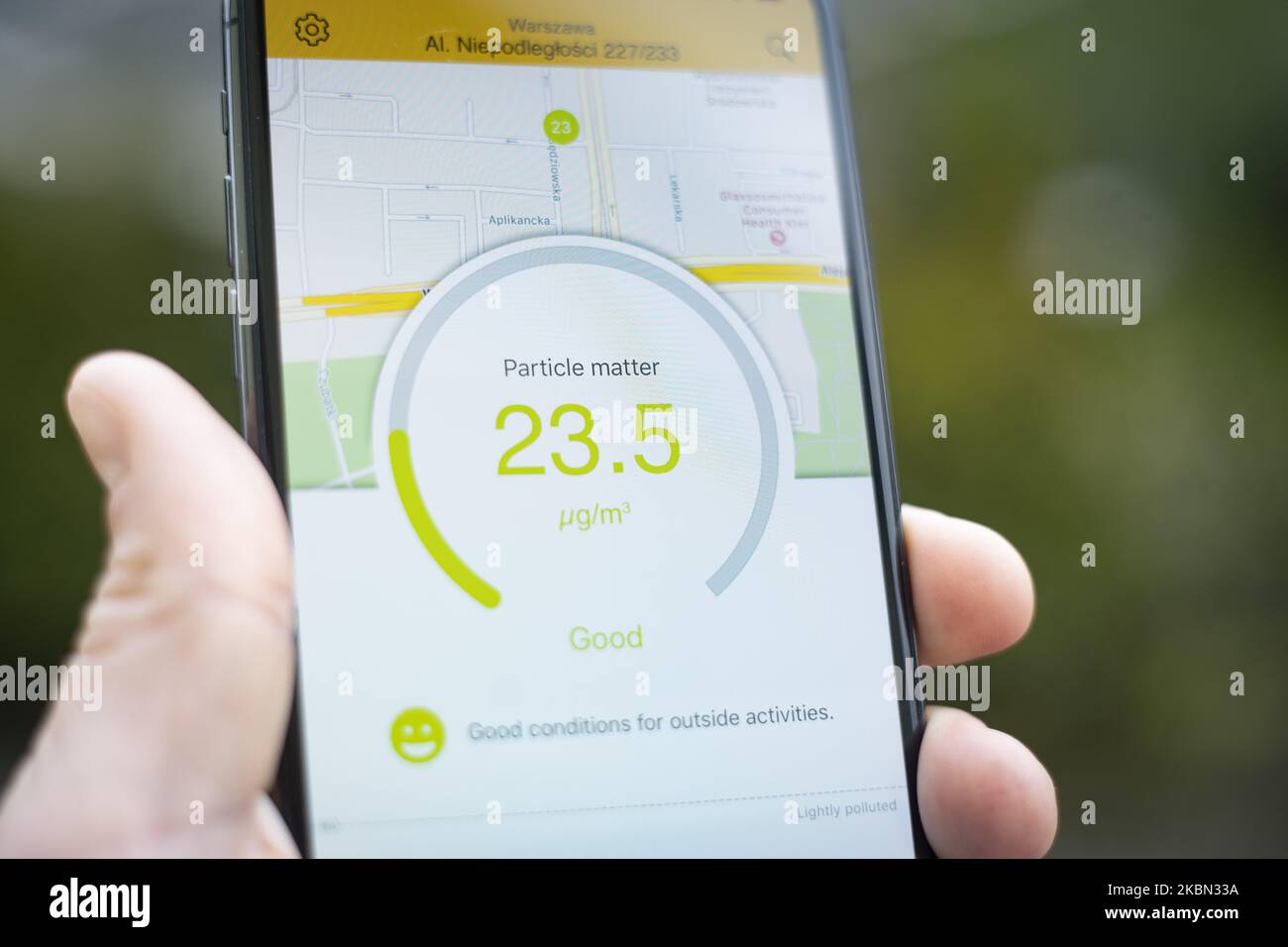 Le misurazioni della qualità dell'aria vengono visualizzate su un'applicazione di inquinamento dell'aria su un iPhone in questa illustrazione fotografica a Varsavia, Polonia, il 29 aprile 2020. La situazione economica risultante dalla pandemia di blocco del coronavirus ha visto un drastico calo dell’inquinamento atmosferico e dei livelli di emissione di carbonio. (Foto di Jaap Arriens/NurPhoto) Foto Stock