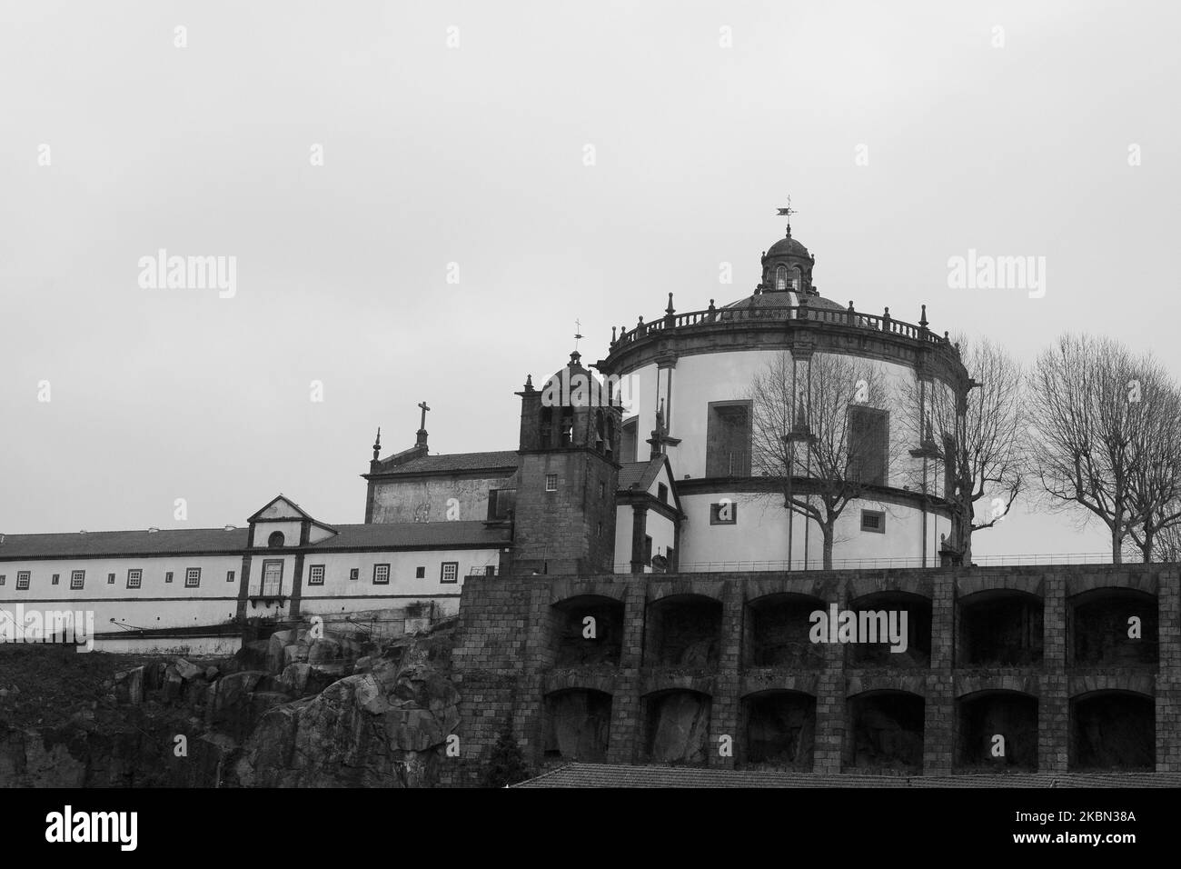 (NOTA DELL'EDITORE: Questa immagine è stata convertita in bianco e nero) il monastero di Serra do Pilar è un ex monastero situato a Vila Nova de Gaia, Portogallo, il monastero è stato nominato patrimonio dell'umanità dell'UNESCO nel 1996. Il monastero è notevole per la sua chiesa e chiostro, entrambi circolari. porto. Portogallo (foto di Oscar Gonzalez/NurPhoto) Foto Stock