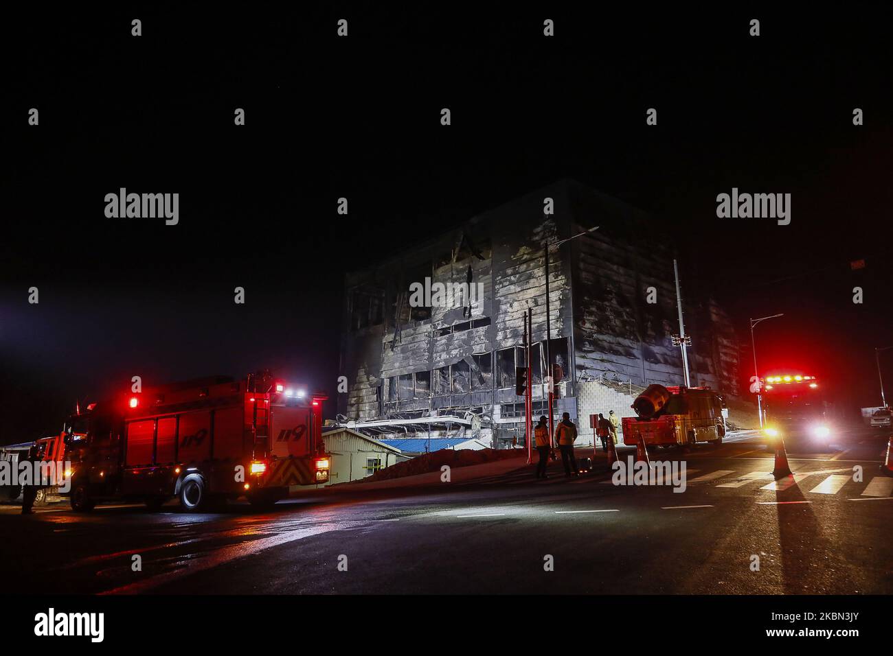 I vigili del fuoco effettuano un'operazione di ricerca e salvataggio nel sito di un incendio scoppiato in un cantiere di costruzione di magazzini a Icheon, provincia di Gyeonggi, Corea del Sud, il 29 aprile 2020. Almeno 38 lavoratori sono stati uccisi e 10 altri feriti Mercoledì in un incendio in un cantiere di costruzione di magazzino vicino a Seoul, le autorità antincendio ha detto. Secondo i vigili del fuoco, l'incendio si è verificato presso la struttura a quattro piani di Icheon, 80 chilometri a sud-est di Seoul, intorno alle 1:32:00. Si è spento intorno alle 6:42. Il numero di vittime può aumentare come il luogo in cui la maggior parte delle 78 persone creduto Foto Stock