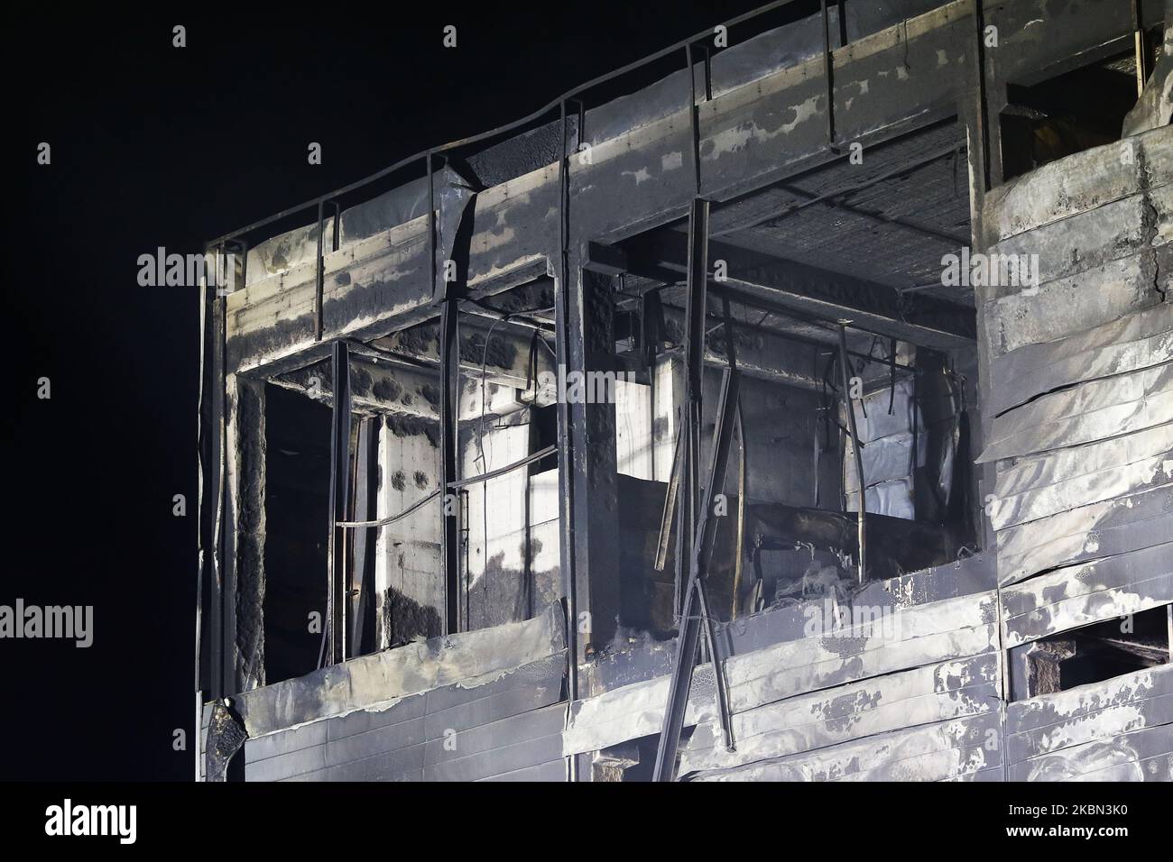 I vigili del fuoco effettuano un'operazione di ricerca e salvataggio nel sito di un incendio scoppiato in un cantiere di costruzione di magazzini a Icheon, provincia di Gyeonggi, Corea del Sud, il 29 aprile 2020. Almeno 38 lavoratori sono stati uccisi e 10 altri feriti Mercoledì in un incendio in un cantiere di costruzione di magazzino vicino a Seoul, le autorità antincendio ha detto. Secondo i vigili del fuoco, l'incendio si è verificato presso la struttura a quattro piani di Icheon, 80 chilometri a sud-est di Seoul, intorno alle 1:32:00. Si è spento intorno alle 6:42. Il numero di vittime può aumentare come il luogo in cui la maggior parte delle 78 persone creduto Foto Stock