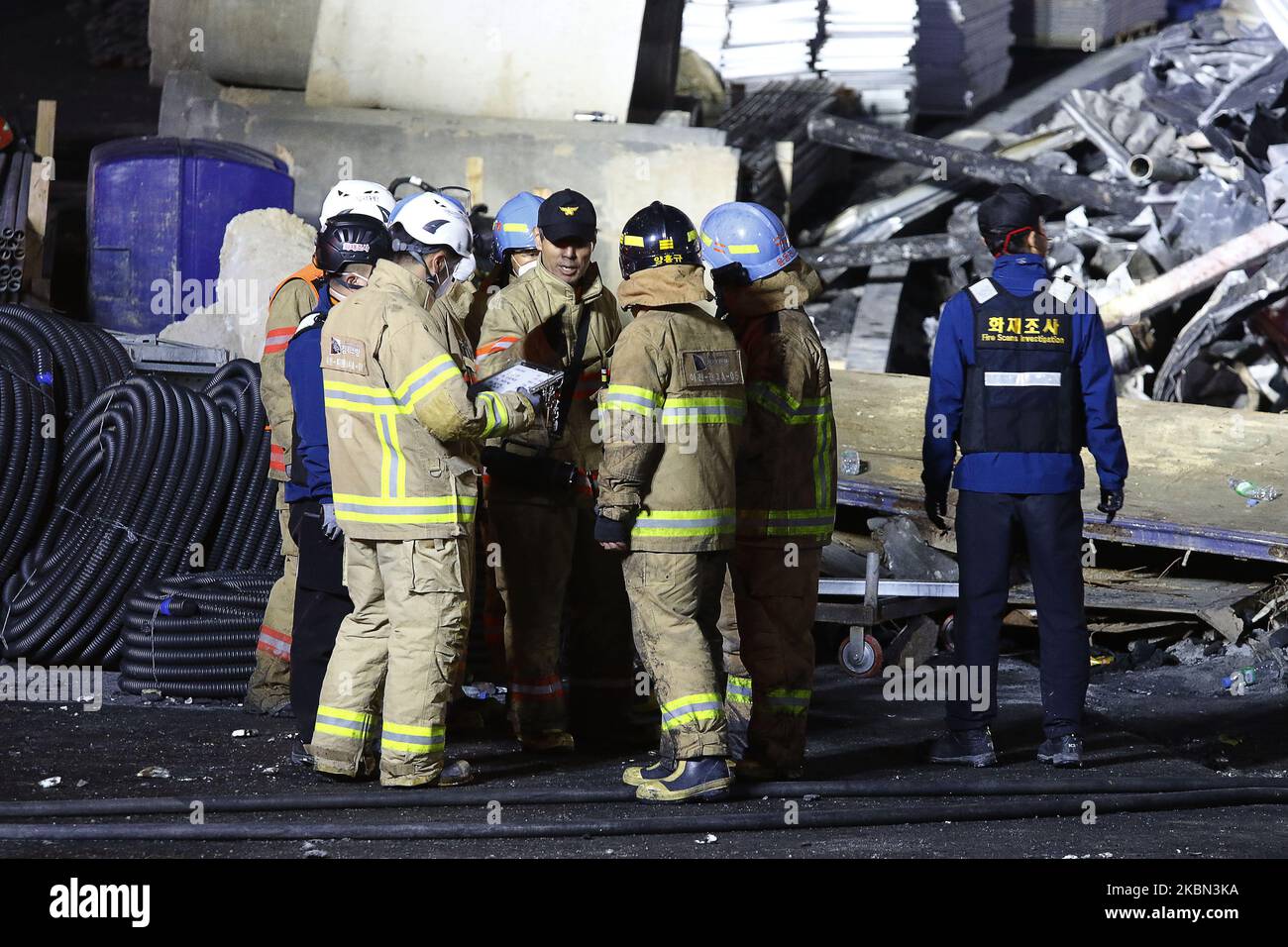 I vigili del fuoco effettuano un'operazione di ricerca e salvataggio nel sito di un incendio scoppiato in un cantiere di costruzione di magazzini a Icheon, provincia di Gyeonggi, Corea del Sud, il 29 aprile 2020. Almeno 38 lavoratori sono stati uccisi e 10 altri feriti Mercoledì in un incendio in un cantiere di costruzione di magazzino vicino a Seoul, le autorità antincendio ha detto. Secondo i vigili del fuoco, l'incendio si è verificato presso la struttura a quattro piani di Icheon, 80 chilometri a sud-est di Seoul, intorno alle 1:32:00. Si è spento intorno alle 6:42. Il numero di vittime può aumentare come il luogo in cui la maggior parte delle 78 persone creduto Foto Stock