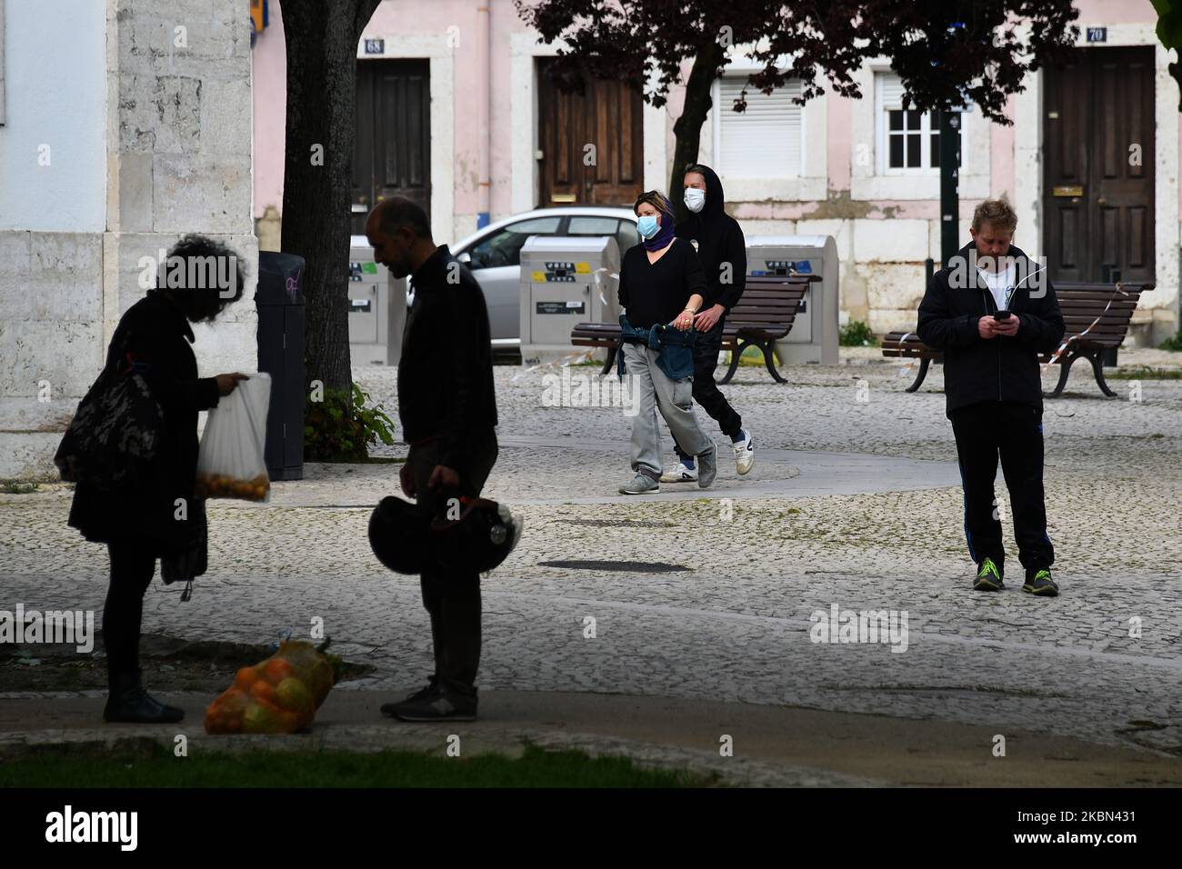 Un gruppo di persone cammina attraverso la zona storica del quartiere di Graha, a Lisbona. Aprile 20th, 2020. Gradualmente i portoghesi stanno recuperando gli spazi pubblici una volta che il presidente del Portogallo ha annunciato che non ci sarà alcun rinnovo del confinamento COVID-19 una volta che si concluderà il 2 maggio. Egli spiega che il paese sta affrontando una fase basata sul "controllo della situazione” con la progressiva riapertura delle attività economiche e sociali. Ad oggi, il Portogallo ha registrato 24.550 casi, di cui 973 morti. (Foto di Jorge Mantilla/NurPhoto) Foto Stock