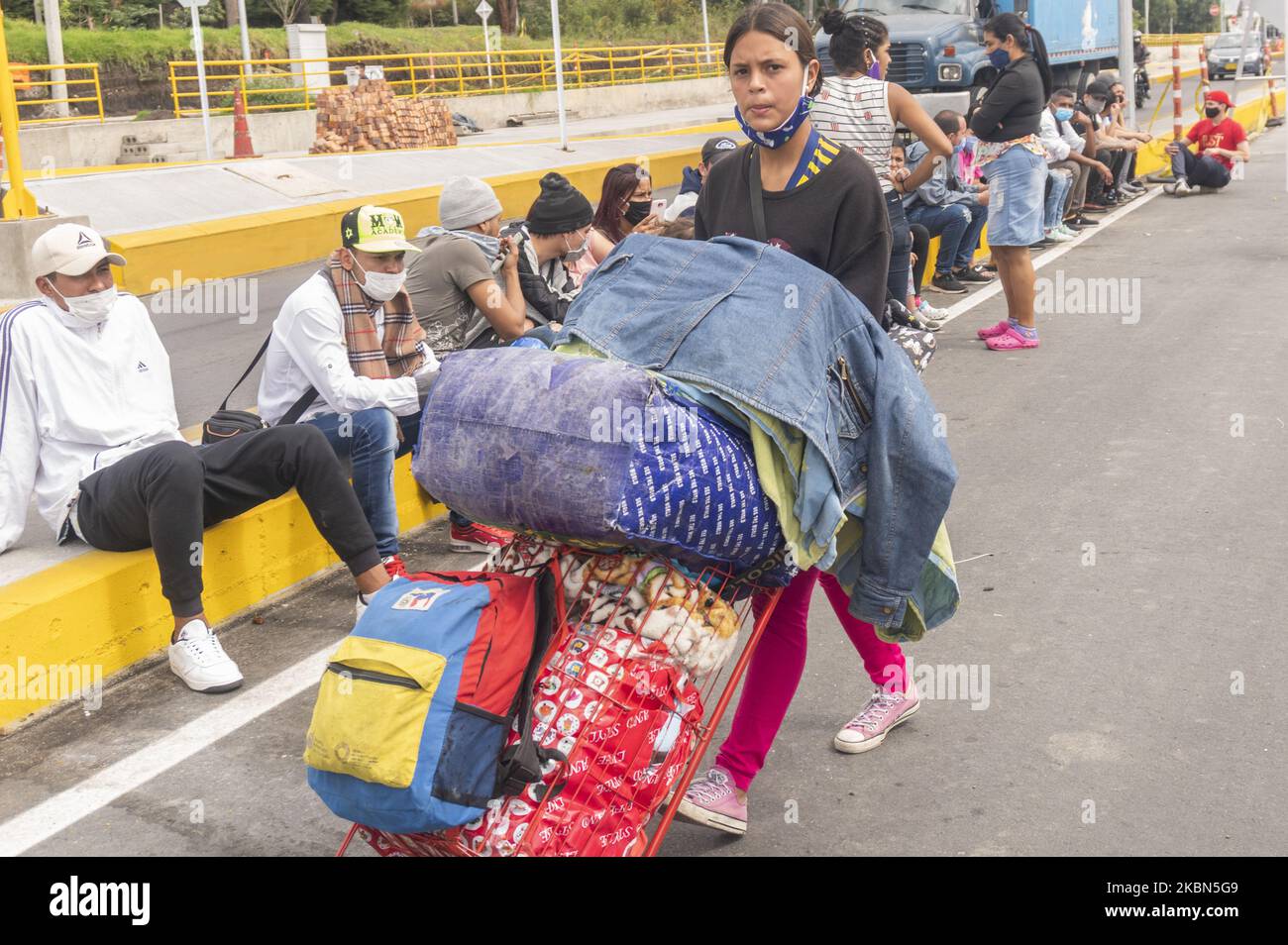 Centinaia di migranti venezuelani si sono risparmiati per pagare il viaggio in autobus che li avrebbe ridiretti nel loro paese. Tuttavia, oggi sono detenuti dalle autorità al casello di Los Andes situato sulla North Highway a Bogotà, Colombia, il 29 aprile 2020. (Foto di Daniel Garzon Herazo/NurPhoto) Foto Stock