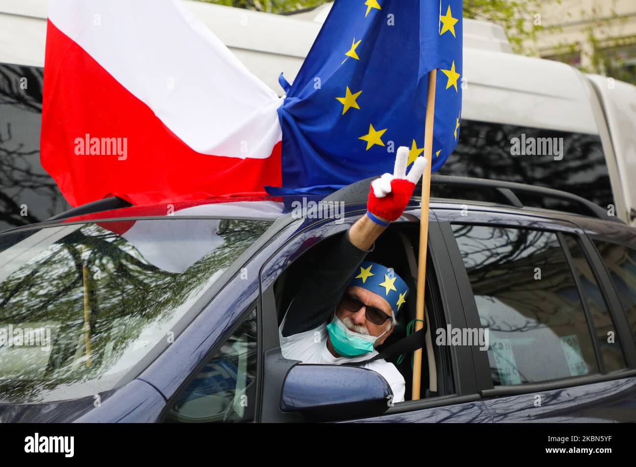 Un uomo che indossa una maschera chirurgica partecipa a una manifestazione automobilistica che celebra il 16th° anniversario dell'adesione della Polonia all'Unione europea e protesta contro i piani di governo per tenere le elezioni presidenziali il 10 maggio sotto forma di voto per corrispondenza, nonostante la pandemia del coronavirus. Cracovia, Polonia il 1st maggio 2020. (Foto di Beata Zawrzel/NurPhoto) Foto Stock