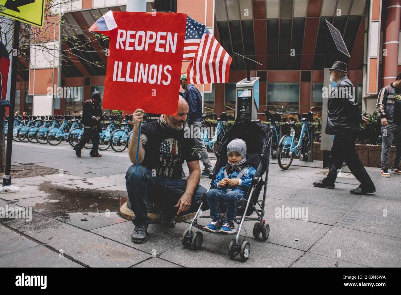 Un padre e suo figlio assistono alla protesta di Re-Open Illinois a Chicago il durante le restrizioni di protesta istituite dal governatore per ridurre la diffusione del coronavirus COVID-19 il 01 maggio 2020 a Chicago, Illinois. Anche se oggi sono state attenuate alcune restrizioni, lo Stato è attualmente su un ordine di "stay at home" imposto fino al maggio 30. (Foto di Jim Vondruska/NurPhoto) Foto Stock