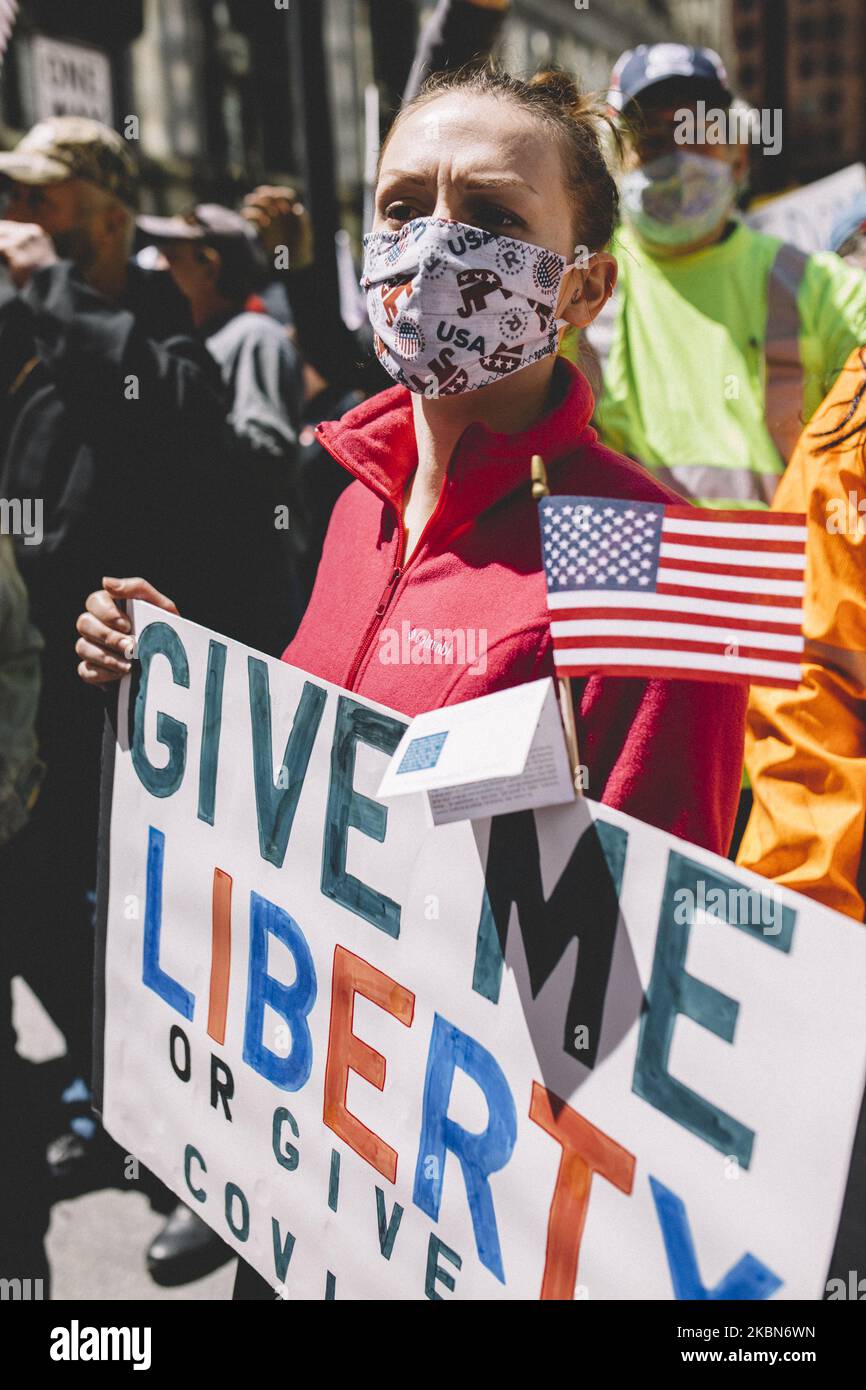 Protester al Re-Open Illinois raduno fuori del Thompson Center a Chicago il durante le restrizioni di protesta istituite dal governatore per ridurre la diffusione del coronavirus COVID-19 il 01 maggio 2020 a Chicago, Illinois. Anche se oggi sono state attenuate alcune restrizioni, lo Stato è attualmente su un ordine di "stay at home" imposto fino al maggio 30. (Foto di Jim Vondruska/NurPhoto) Foto Stock