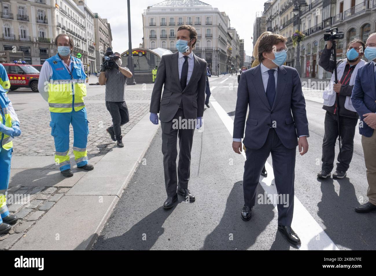 Presidente della Comunità di Madrid, il leader del Partito popolare spagnolo (PP) Pablo Casado e il sindaco di Madrid Jose Luis Martinez Almeida posano con i vigili del fuoco di Madrid durante gli eventi del 2 maggio a Piazza Sol il 02 maggio 2020 a Madrid, Spagna. La Spagna continua ad allentare le misure di blocco del Covid-19 questo fine settimana, con previsioni di temperature elevate in tutto il paese. Le attività consentite ora includono camminare con la famiglia, esercizi all'aperto come correre e uscire con i bambini. (Foto di Oscar Gonzalez/NurPhoto) Foto Stock