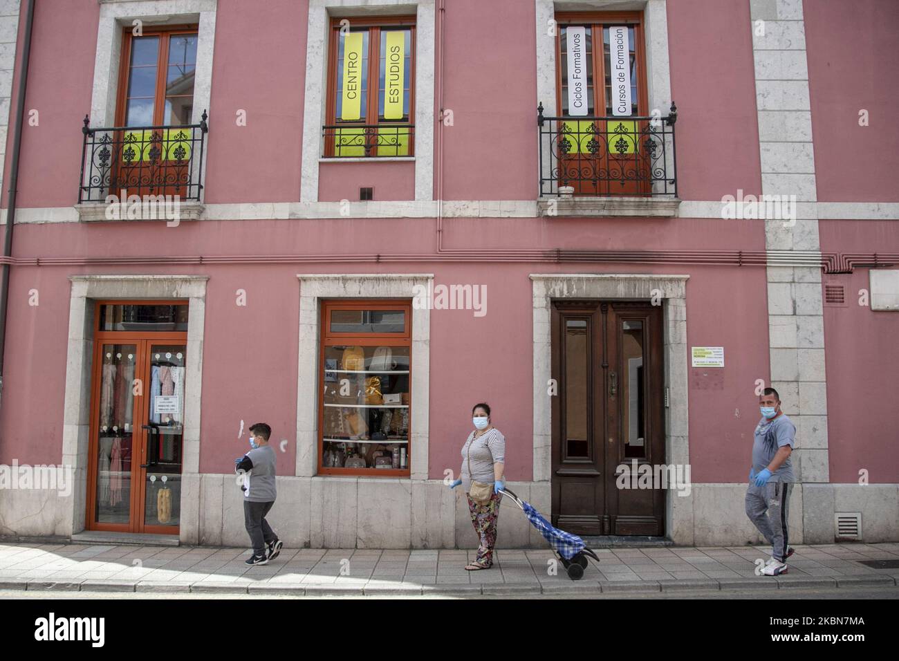 Persone a Norena, Spagna, il 2 maggio 2020 durante l'emergenza coronavirus. I cittadini spagnoli possono lasciare la casa da questo sabato per camminare e fare esercizio all'aperto, ma solo in certi fusi orari e divisi per età. (Foto di Alvaro Fuente/NurPhoto) Foto Stock