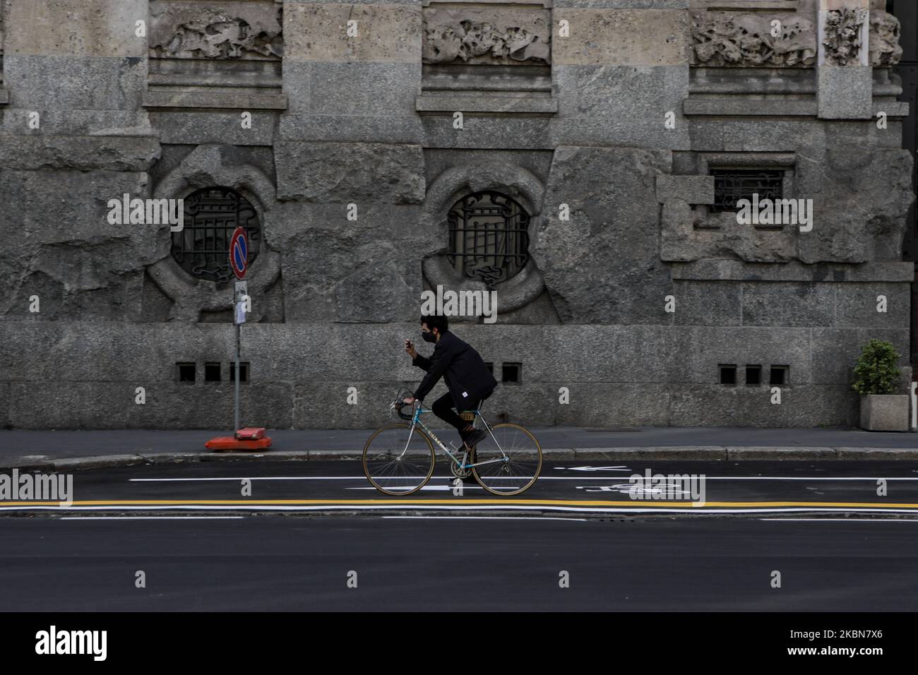 Le nuove piste ciclabili di corso Venezia che collegano San Babila a Sesto San Giovanni, Milano, 02 maggio 2020. L’Italia resterà in blocco per arginare la trasmissione del Coronavirus (Covid-19), allentando lentamente le restrizioni. (Foto di Mairo Cinquetti/NurPhoto) Foto Stock